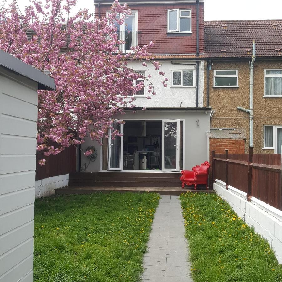 Family Home With Easy Commute To London! Croydon Eksteriør bilde