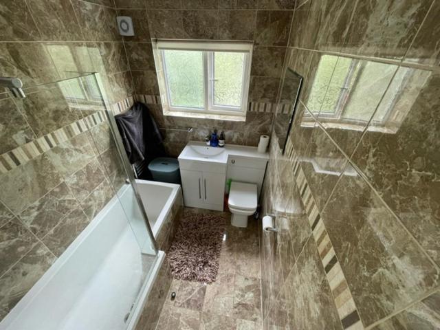 Family Home With Easy Commute To London! Croydon Eksteriør bilde